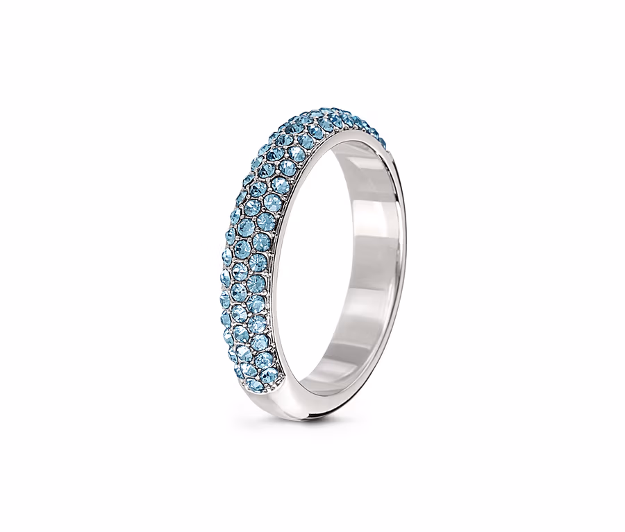 Nahaufnahme eines silberfarbenen Rings, der mit hellblauen Kristallen besetzt ist.