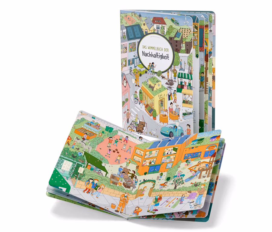 Zwei geöffnete Bücher »Das Wimmelbuch der Nachhaltigkeit« zeigen detaillierte Illustrationen des städtischen Lebens.