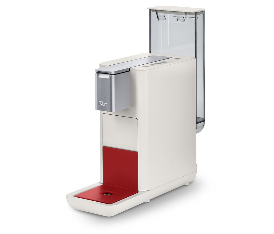 Weiße Qbo ESSENTIAL Bright Coral Kaffeemaschine.