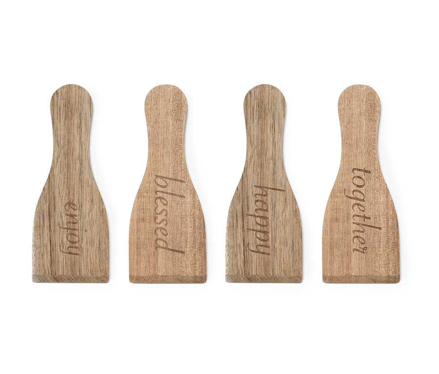 Vier Holz-Raclette-Schieber mit den Aufschriften "enjoy", "blessed", "happy" und "together".