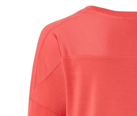 Detailaufnahme eines korallenroten Funktionsshirts mit Mesh-Einsatz an den Schultern.
