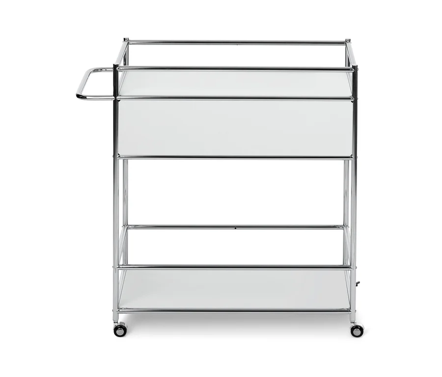 Ein Design-Barwagen aus Metall mit drei Ablagen und Schublade.