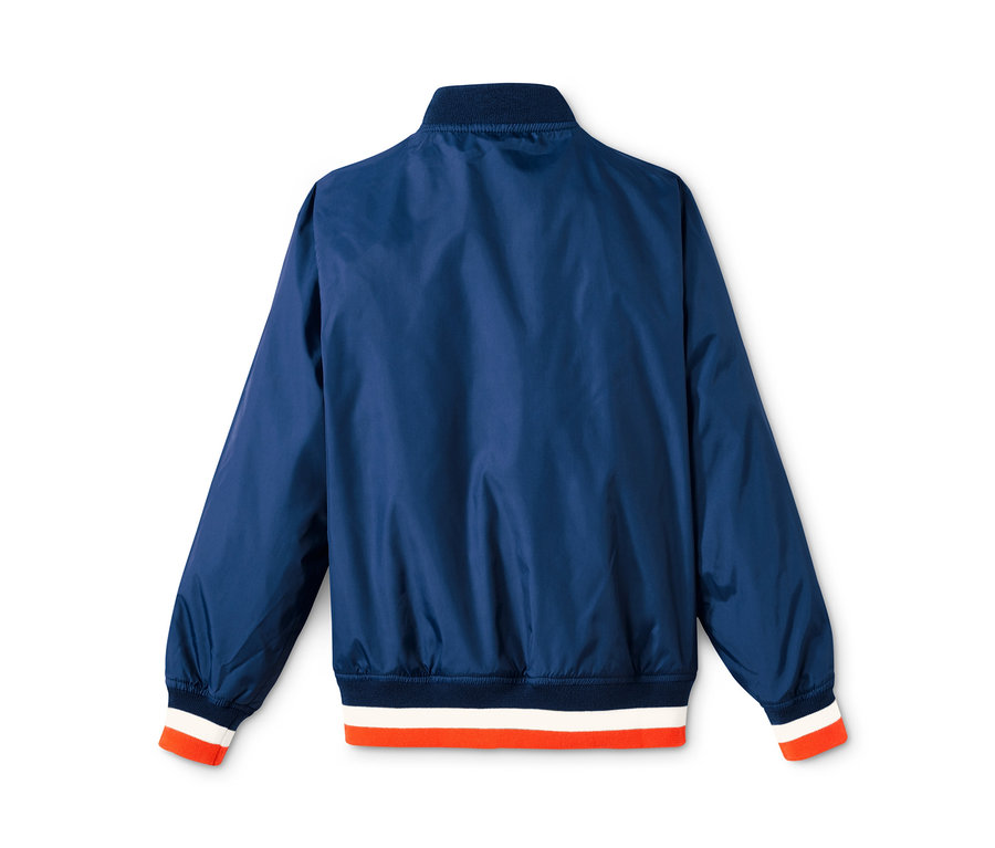 Rückansicht einer marineblauen Bomberjacke mit recyceltem Material.