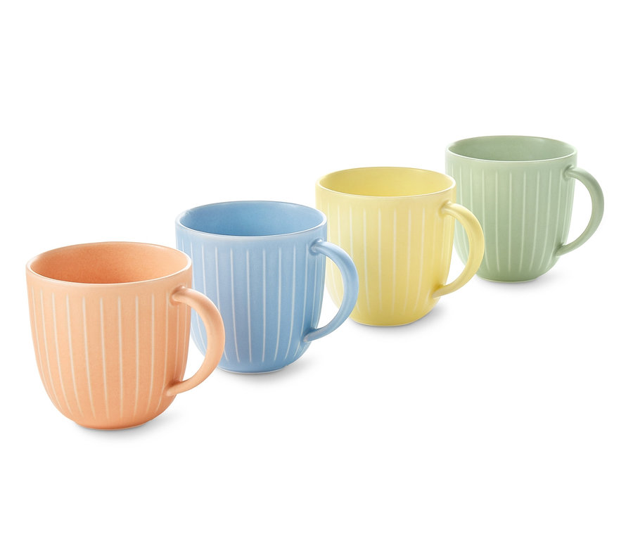 Vier Trinkbecher in Orange, Blau, Gelb und Grün.