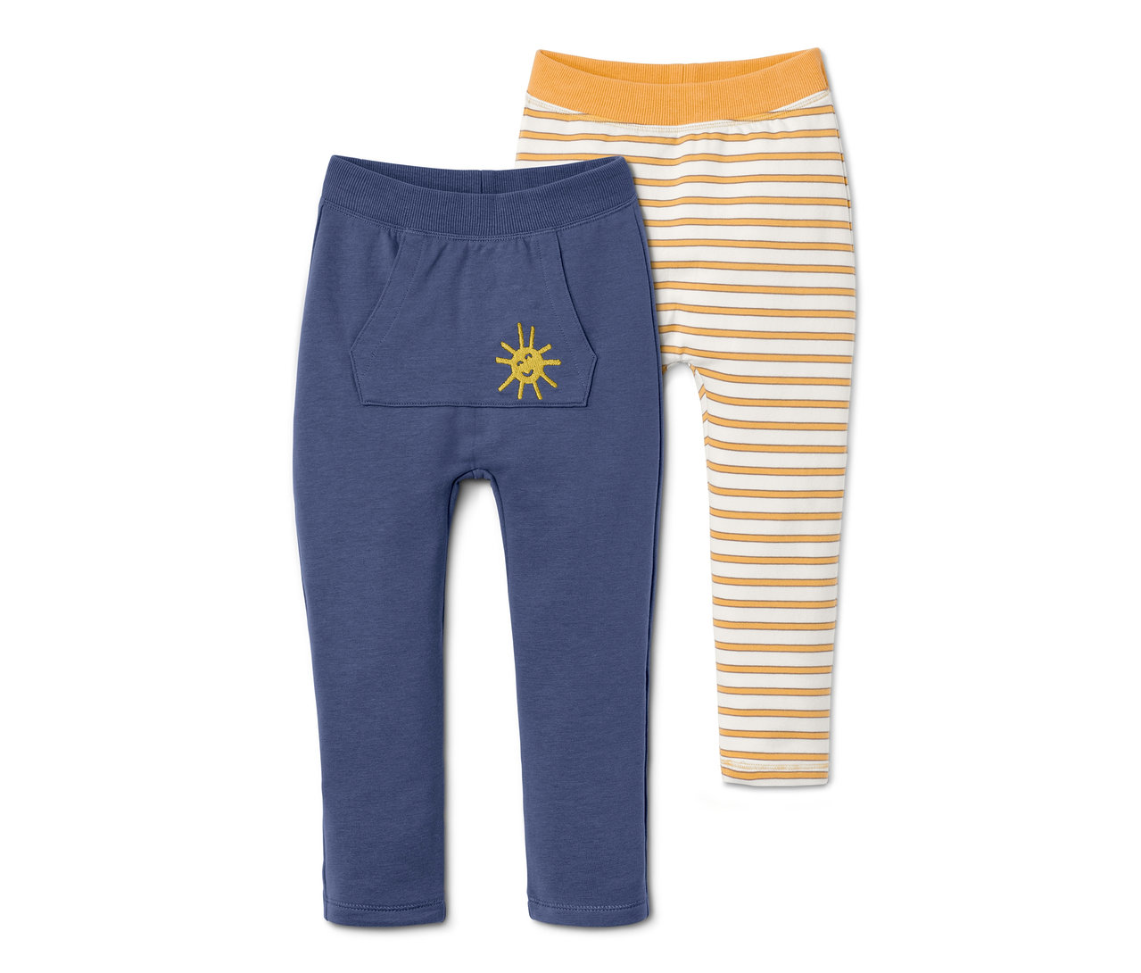 Blaue Baby-Sweathosen aus Bio-Baumwolle mit Tasche und gelber Sonne neben gelb-weiss gestreiften Sweathosen.