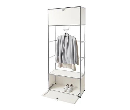 Weiße Garderobe Metall »CN3« mit grauem Cardigan auf einem Bügel und weißen Schuhen im unteren Fach.