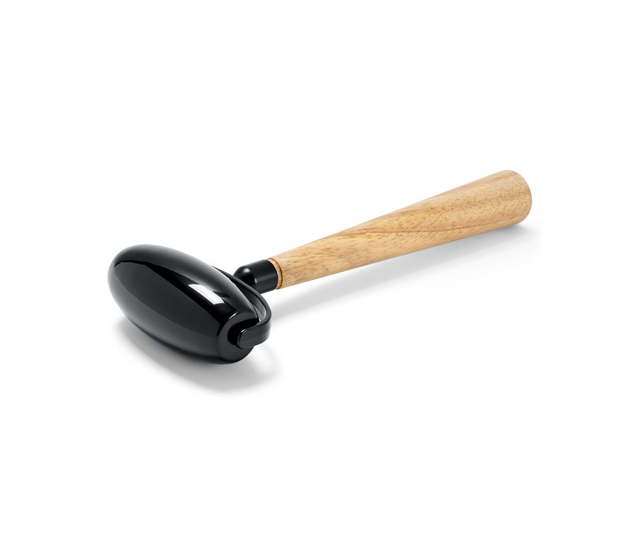 Ein Gesichtsroller aus Obsidian mit Holzgriff liegt auf einem weißen Hintergrund.