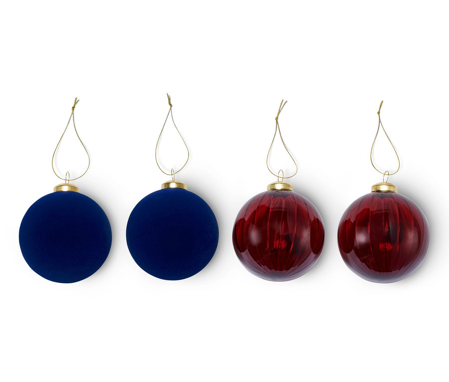 Vier Weihnachtskugeln: zwei blaue und zwei rote.