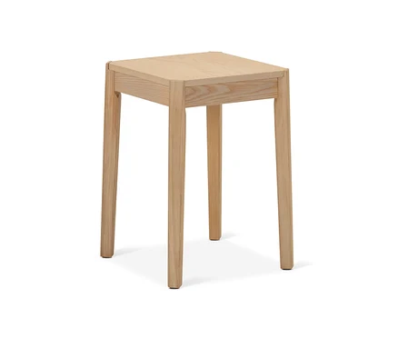 Hocker aus Eschenholz auf weißem Hintergrund.