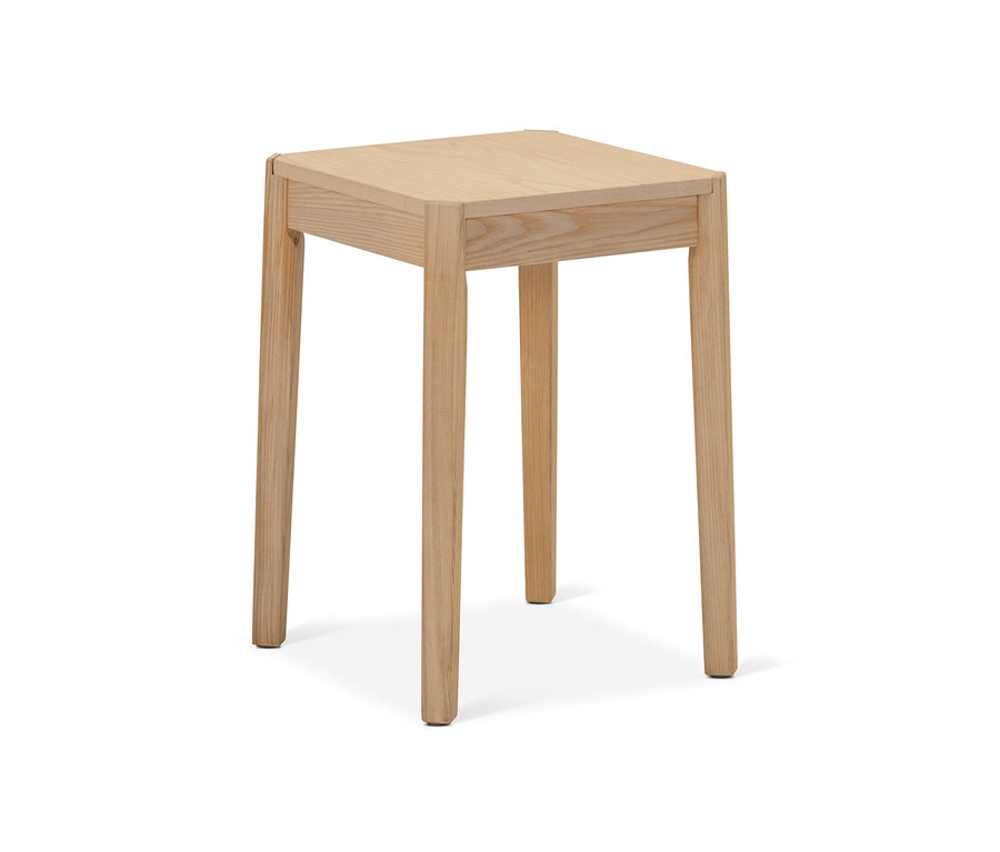 Hocker aus Eschenholz auf weißem Hintergrund.