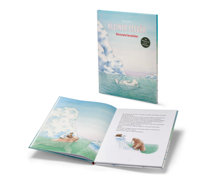 Ein aufgeschlagenes Buch und dahinter aufgestellt ein Buch »Kleiner Eisbär – bärenstarke Geschichten«.