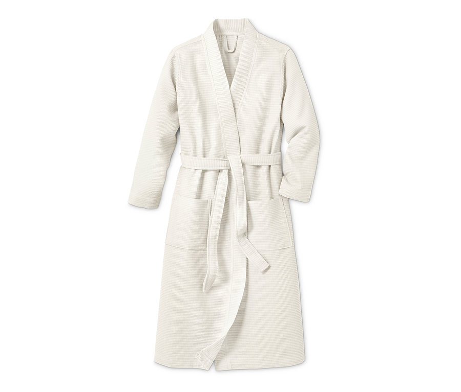 Ein weißer Damen-Bademantel mit Gürtel.