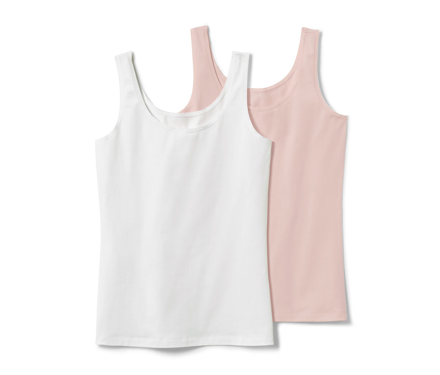 Zwei Hemdchen, eines in Weiß und eines in Rosa.