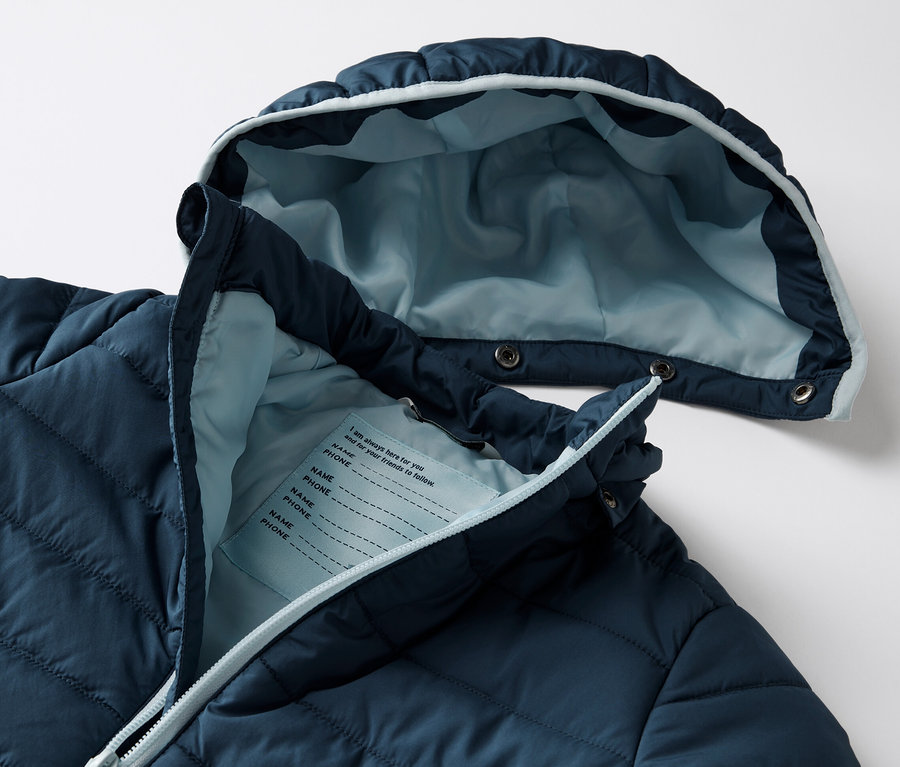 Detailaufnahme einer marineblauen Kinder-Steppjacke.