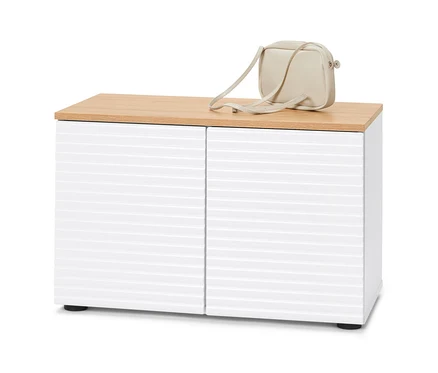 Eine Sitzbank mit Stauraum, weißen Türen und einer hölzernen Oberseite. Auf der Oberseite liegt eine cremefarbene Handtasche.