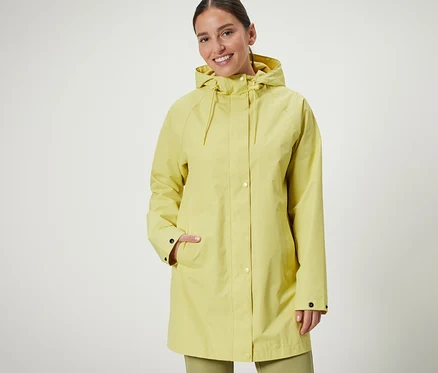 Frau trägt eine gelbe Regenjacke.