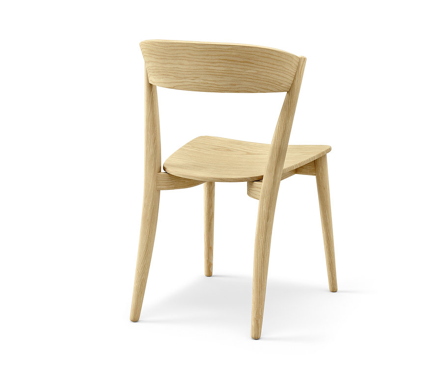 Detailansicht eines Holzstuhls.