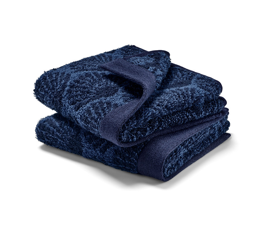 Zwei gefaltete Gästehandtücher »Muschel«.