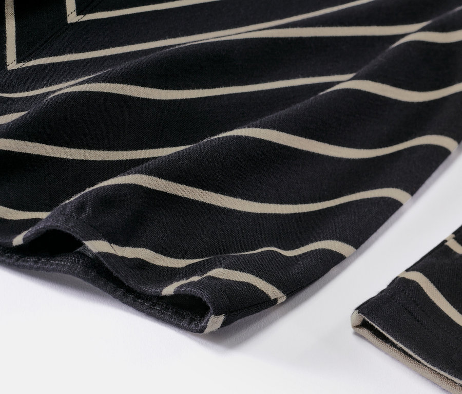 Detailansicht eines gestreiften Blusenshirts aus Modal-Mix.