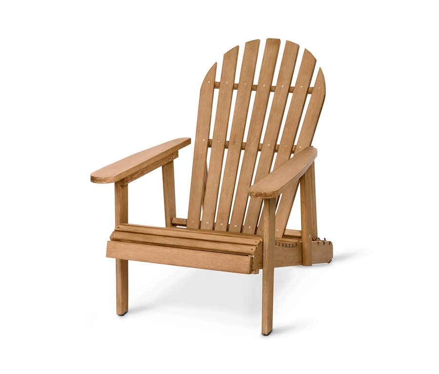 Ein naturfarbener Adirondack Gartensessel mit ausziehbarem Fußteil.