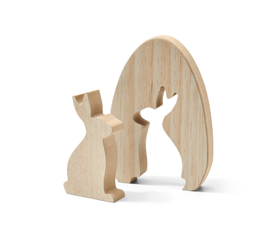 Zwei Deko-Hasen aus Holz stehen vor weißem Hintergrund.