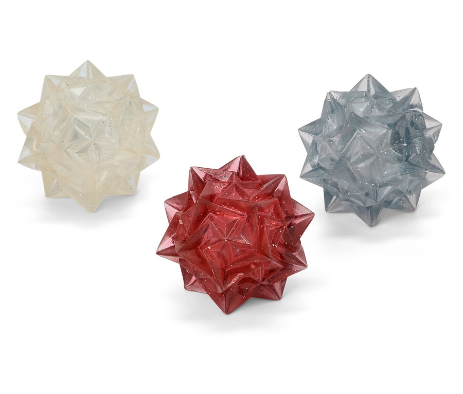 Drei sternförmige Kugeln: weiß, rot und grau.