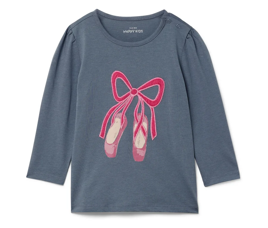 Blaues Langarmshirt mit einer Abbildung von Ballettschuhen mit rosa Schleife.