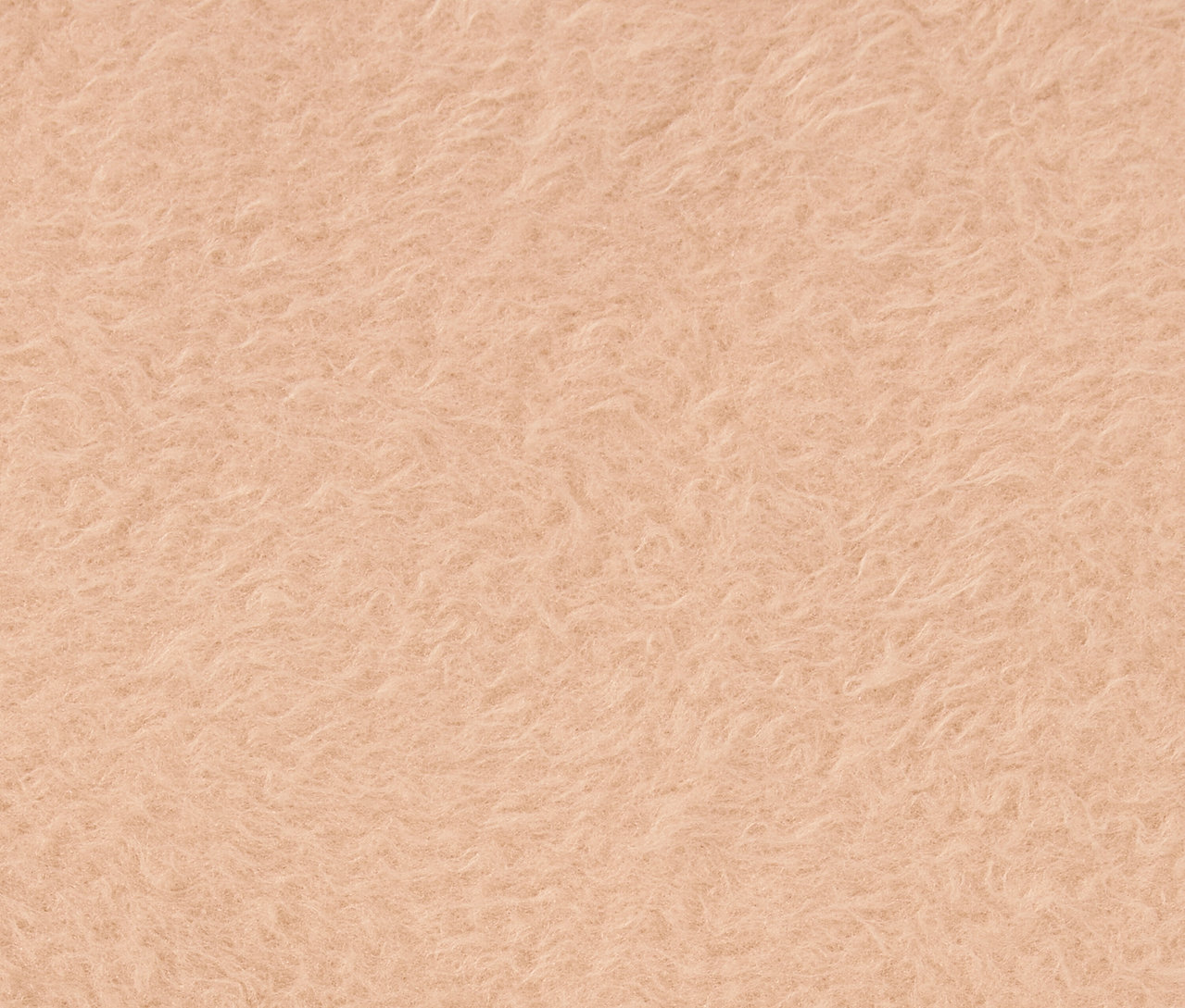 Detailaufnahme der Textur eines hellorangen Stoffes.