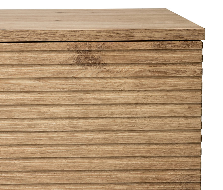 Detailansicht der Seitenwand des Sideboards »REET« mit Lamellenoptik.