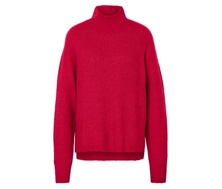 Detailansicht eines roten Rollkragenpullovers.