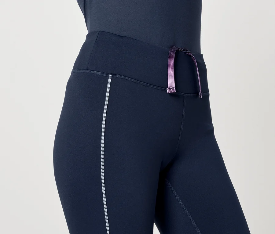 Detailaufnahme von Damen-Leggings in Dunkelblau mit violettem Kordelzug.