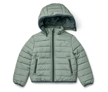Eine grüne Steppjacke mit Kapuze liegt auf einem weißen Hintergrund.