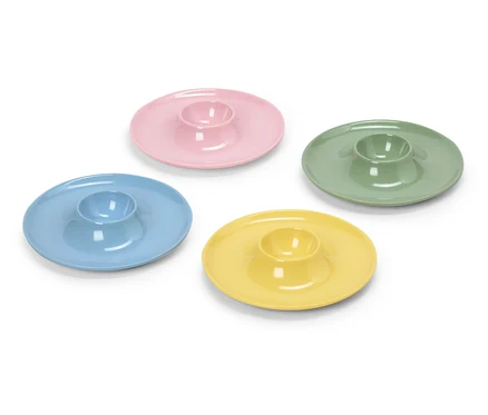 Vier pastellfarbene Eierbecher: blau, rosa, grün und gelb.