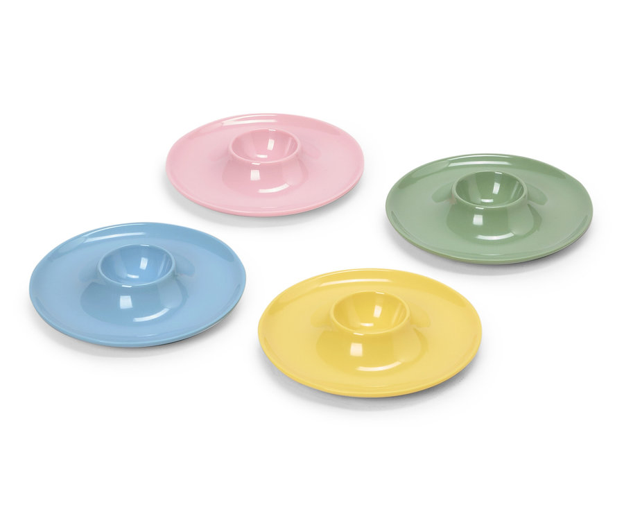 Vier pastellfarbene Eierbecher: blau, rosa, grün und gelb.