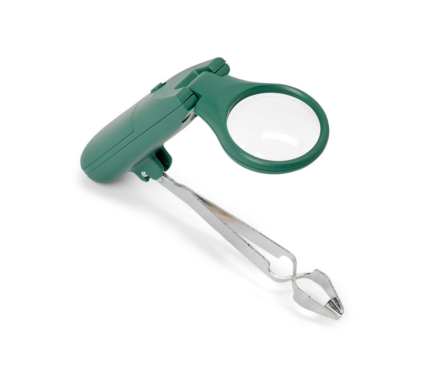 Ein grüner Tier-Zeckenentferner mit LED und einer silberfarbenen Pinzette.