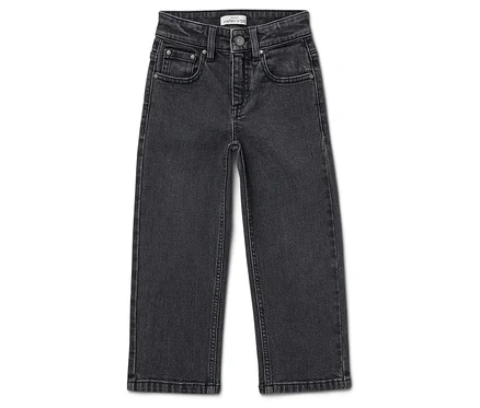 Eine schwarze, weit geschnittene Jeans.