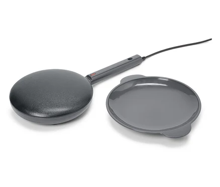 Ein grauer Mini-Crêpe-Maker mit einer grauen Platte steht auf einem weißen Hintergrund.