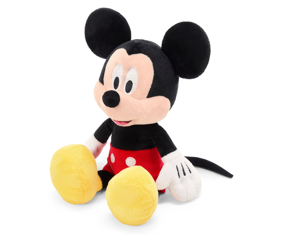 Mickey Mouse Stofftier sitzt auf einem weißen Hintergrund.