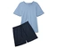 Hellblaues T-Shirt und Shorts mit Blumenmuster liegen auf einem weißen Hintergrund.