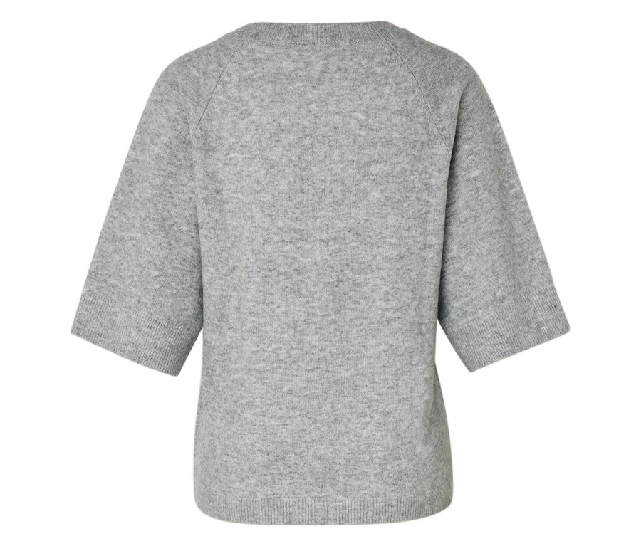 Grauer Pullover mit kurzen Ärmeln.