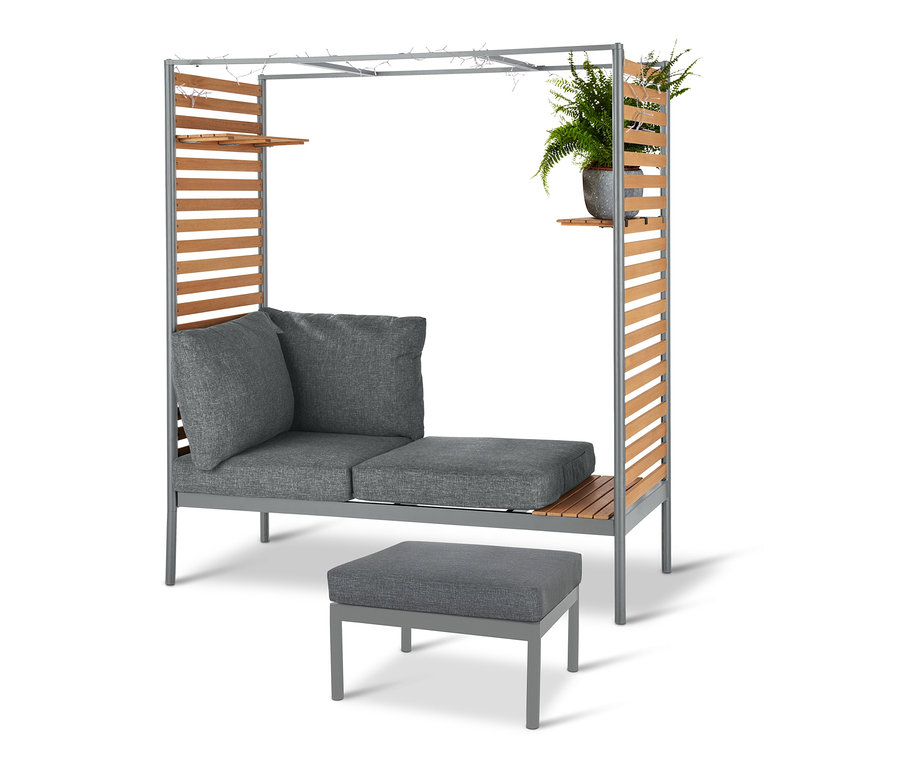 Graue ScanCom Outdoor-Lounge mit Fußhocker.