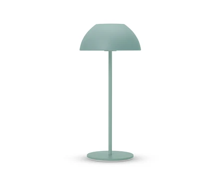 Eine türkisfarbene Lampe mit halbkugelförmigem Schirm steht vor einem weißen Hintergrund.