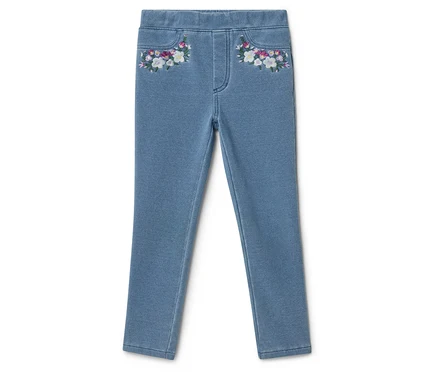 Helle Jeanshose mit Blumenstickerei auf den Taschen.