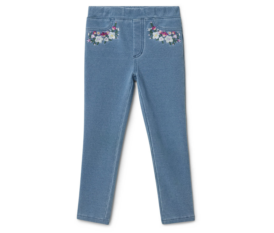 Helle Jeanshose mit Blumenstickerei auf den Taschen.