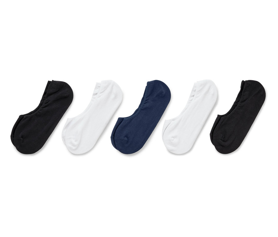 Fünf Sneakersocken in Schwarz, Weiß und Marineblau liegen nebeneinander auf einem weißen Hintergrund.