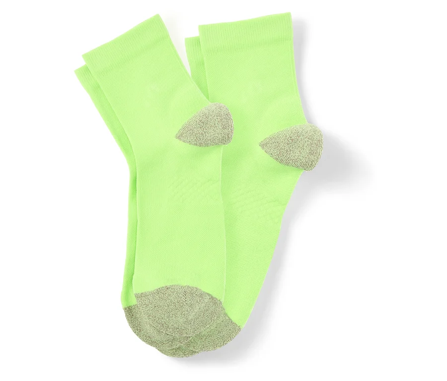 Draufsicht auf ein Paar hellgrüne Socken mit grauen Zehen und Fersen auf weißem Hintergrund.