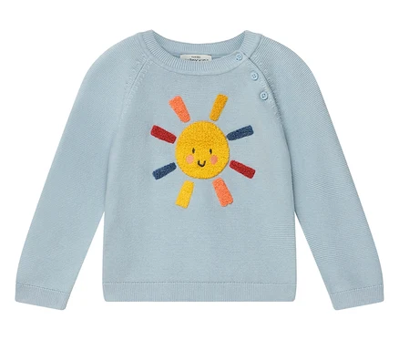 Hellblauer Strickpullover mit aufgenähter, lächelnder Sonne.