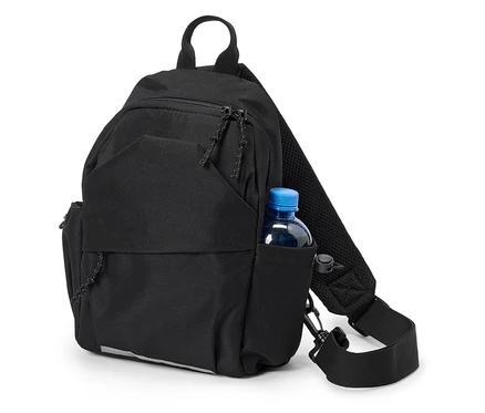 Schwarzer Sling-Rucksack mit einer blauen Wasserflasche in der Seitentasche.