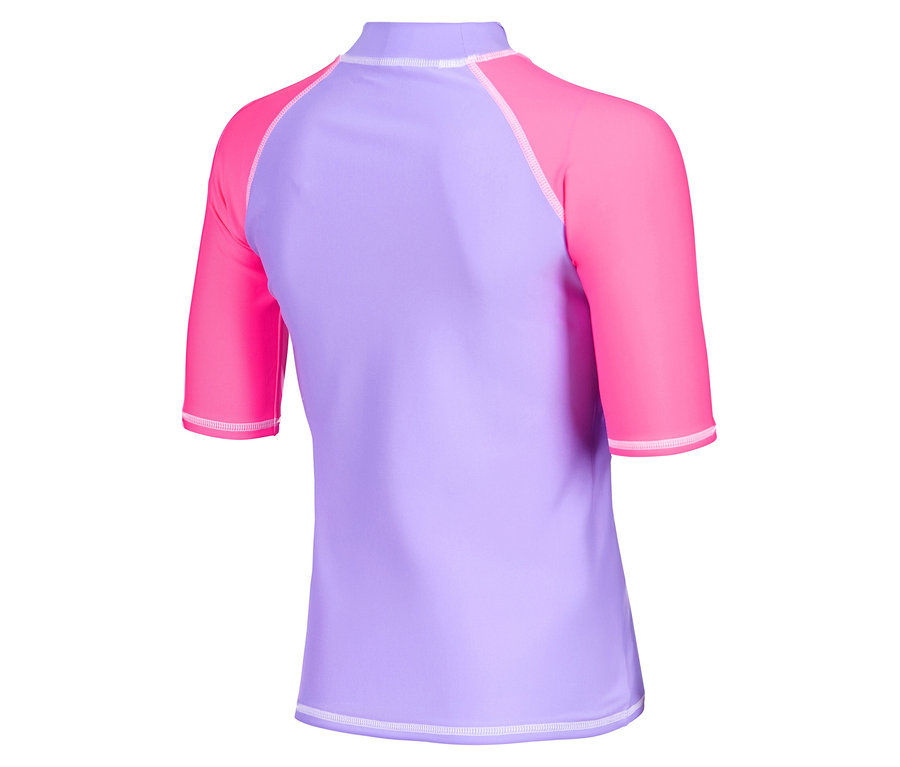 Rückansicht eines lila und pinkfarbenen Schwimmoberteils mit kurzen Ärmeln.