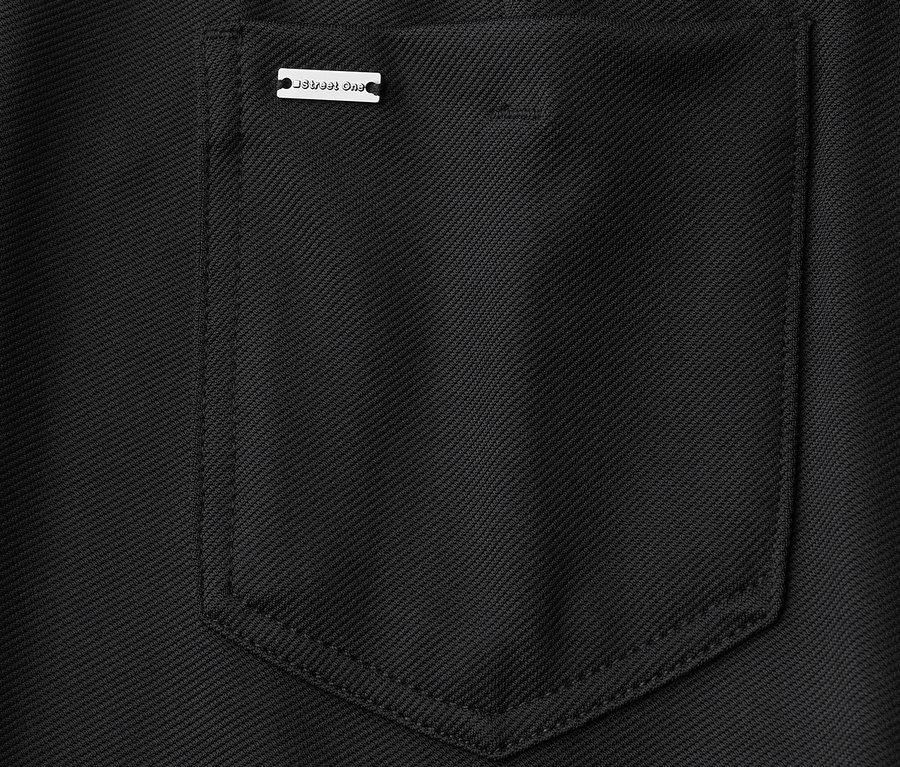 Detailansicht einer schwarzen Street One Bootcut Hose, die die Gesäßtasche zeigt.